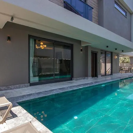 Villa Balmain&sauna,jakuzi ,tuerk Hamami, Pool ,bbq, Isitmali Havuz ,yerden Isitma *